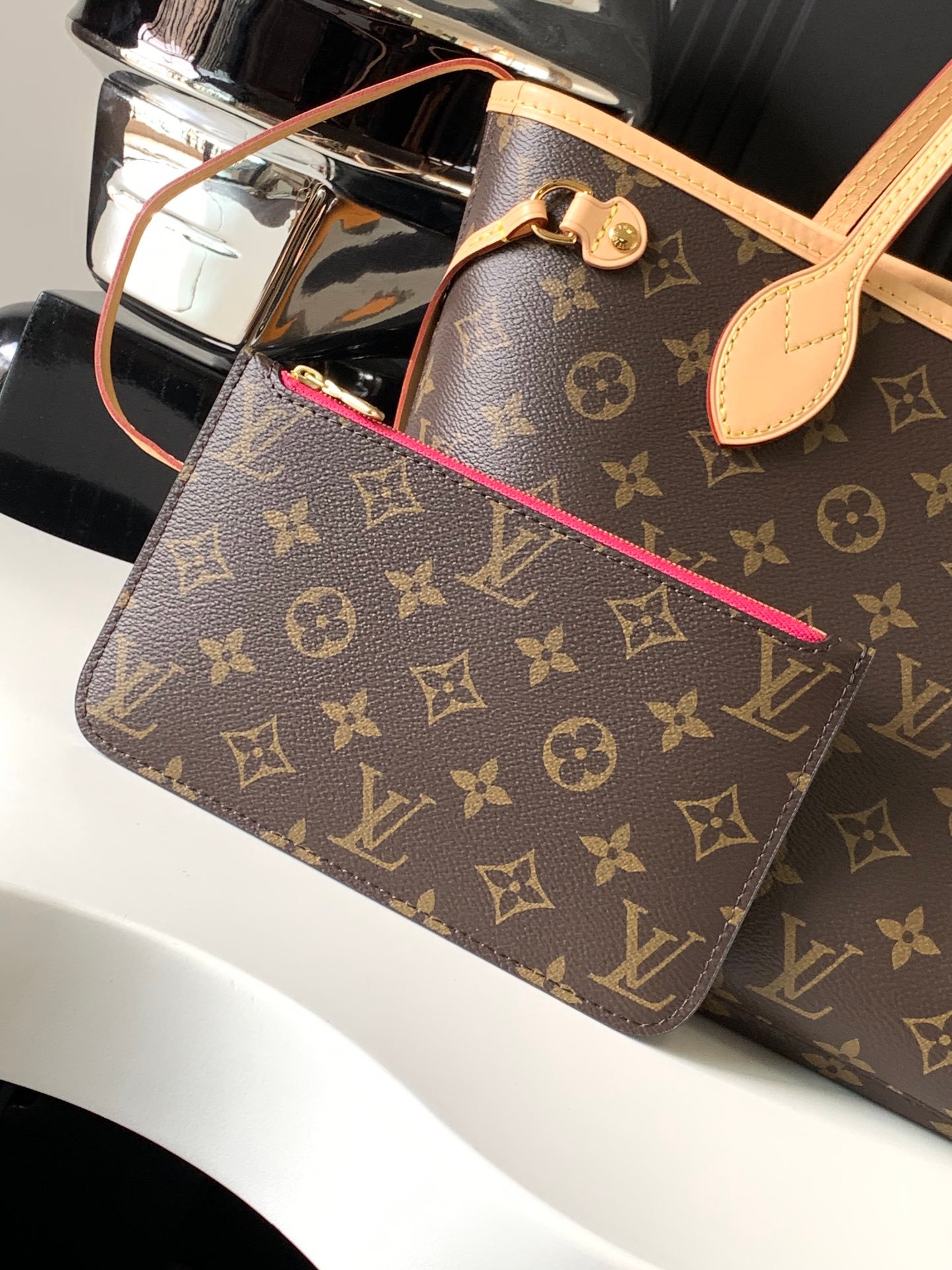 Louis Vuitton Neverfull PM Monogram - Image 5