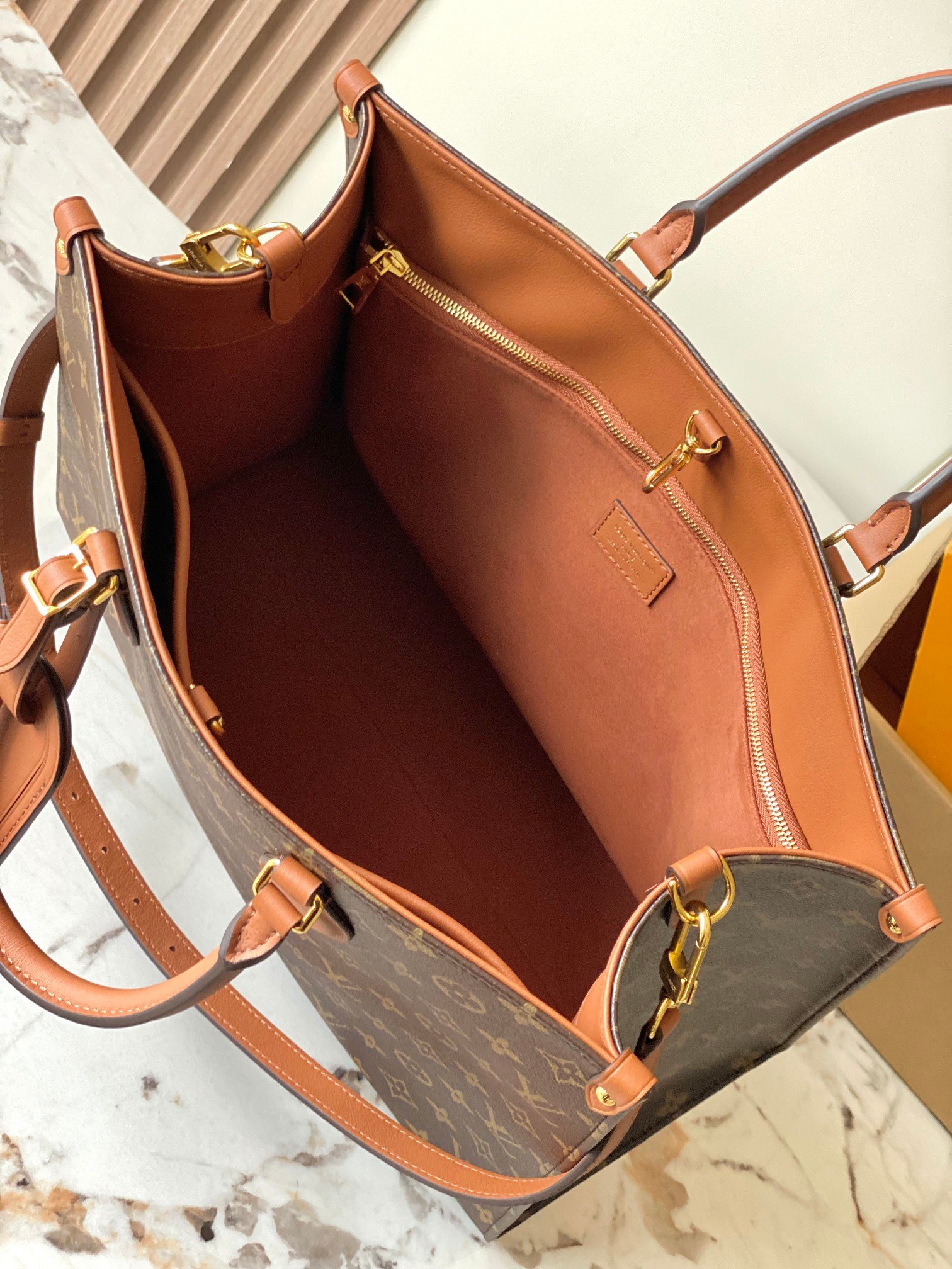LV Onthego Organizer Monogram - Image 7