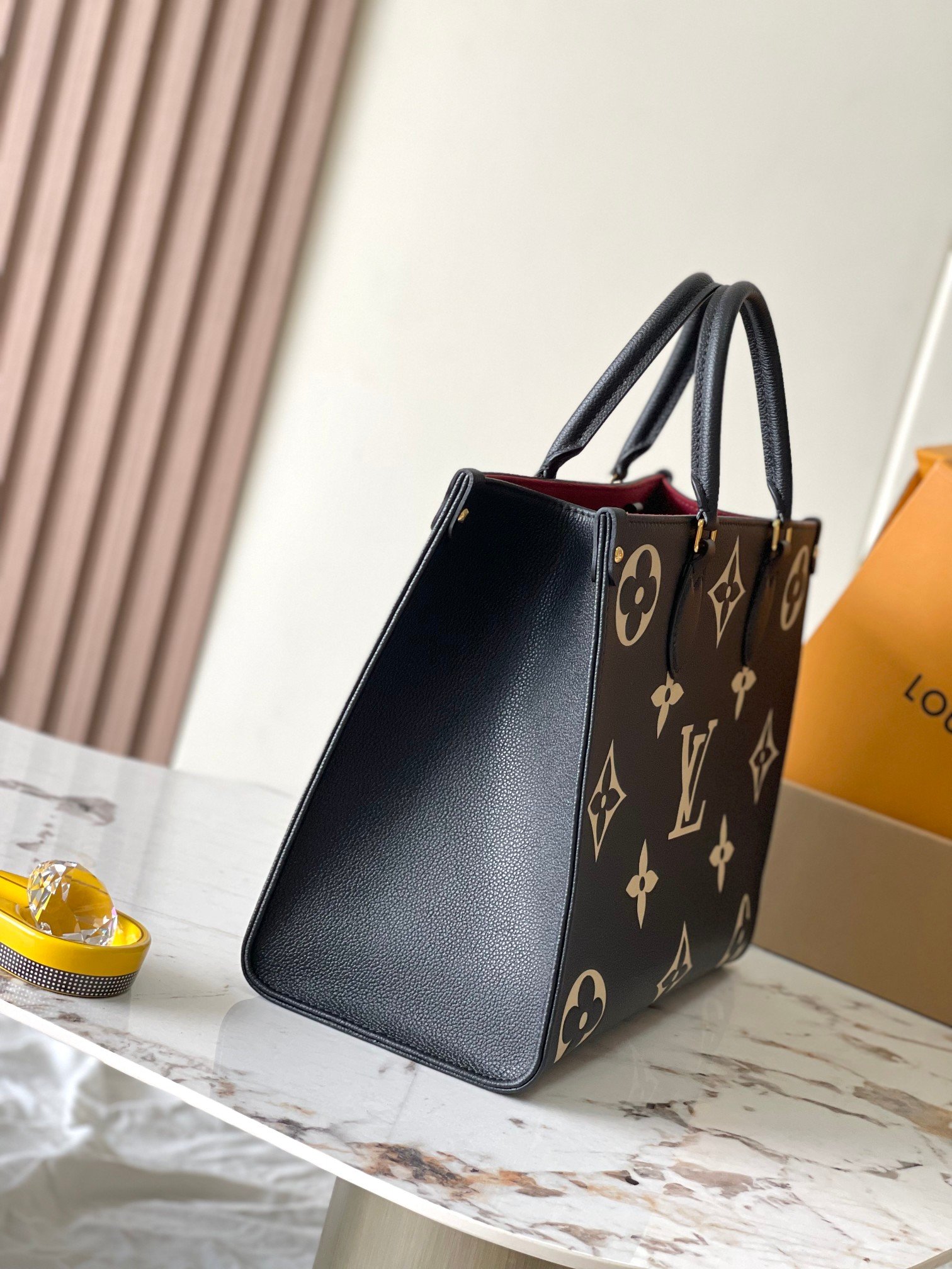 LV OnTheGo MM Monogram Empreinte Cowhide Two-tone - Image 9