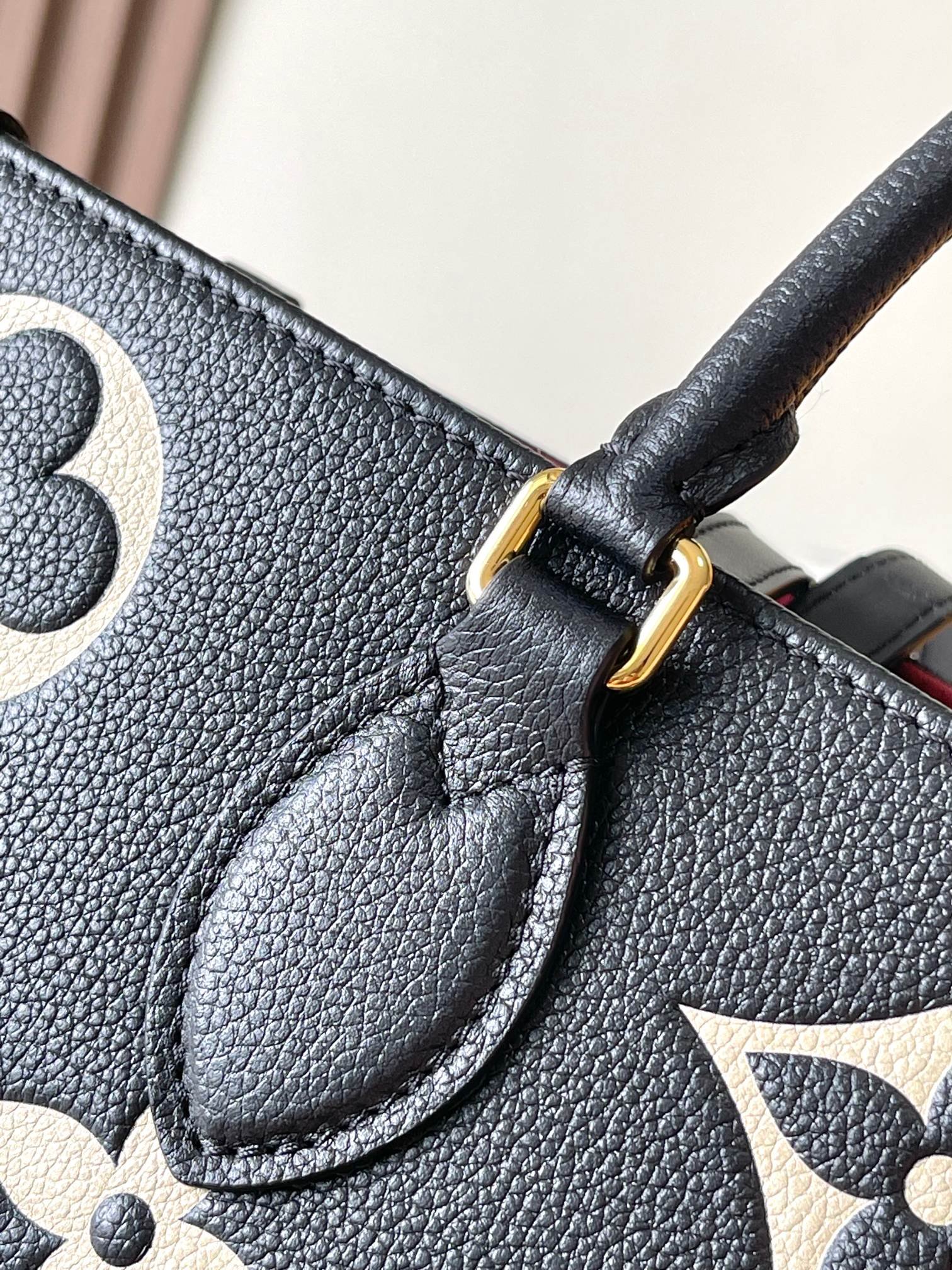 LV OnTheGo MM Monogram Empreinte Cowhide Two-tone - Image 3
