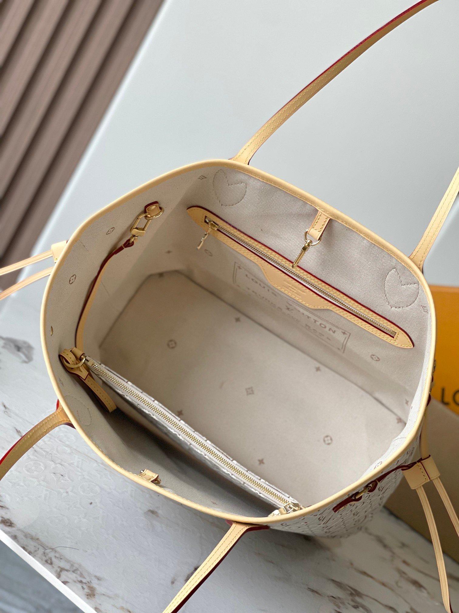 LV Neverfull MM Monogram Embleme beige - Image 2
